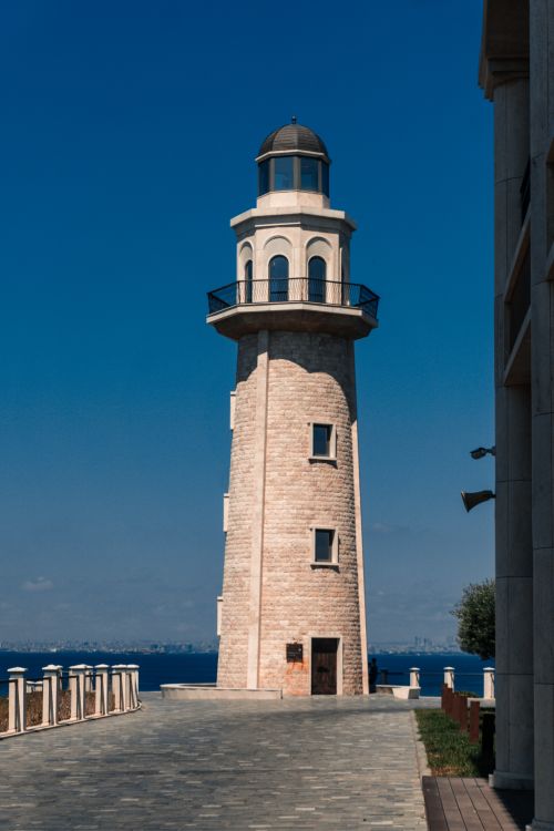 Free A picturesque lighthouse by the sea in İstanbul, Türkiye on a sunny day. Stock Photo