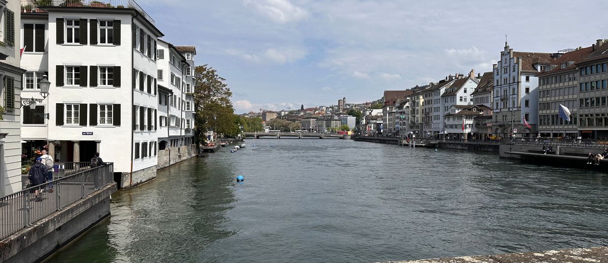 El río Limmat y los edificios históricos de Zúrich