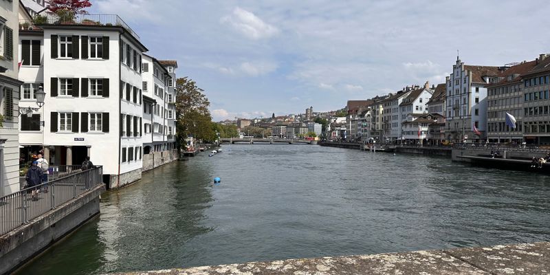 El río Limmat y los edificios históricos de Zúrich