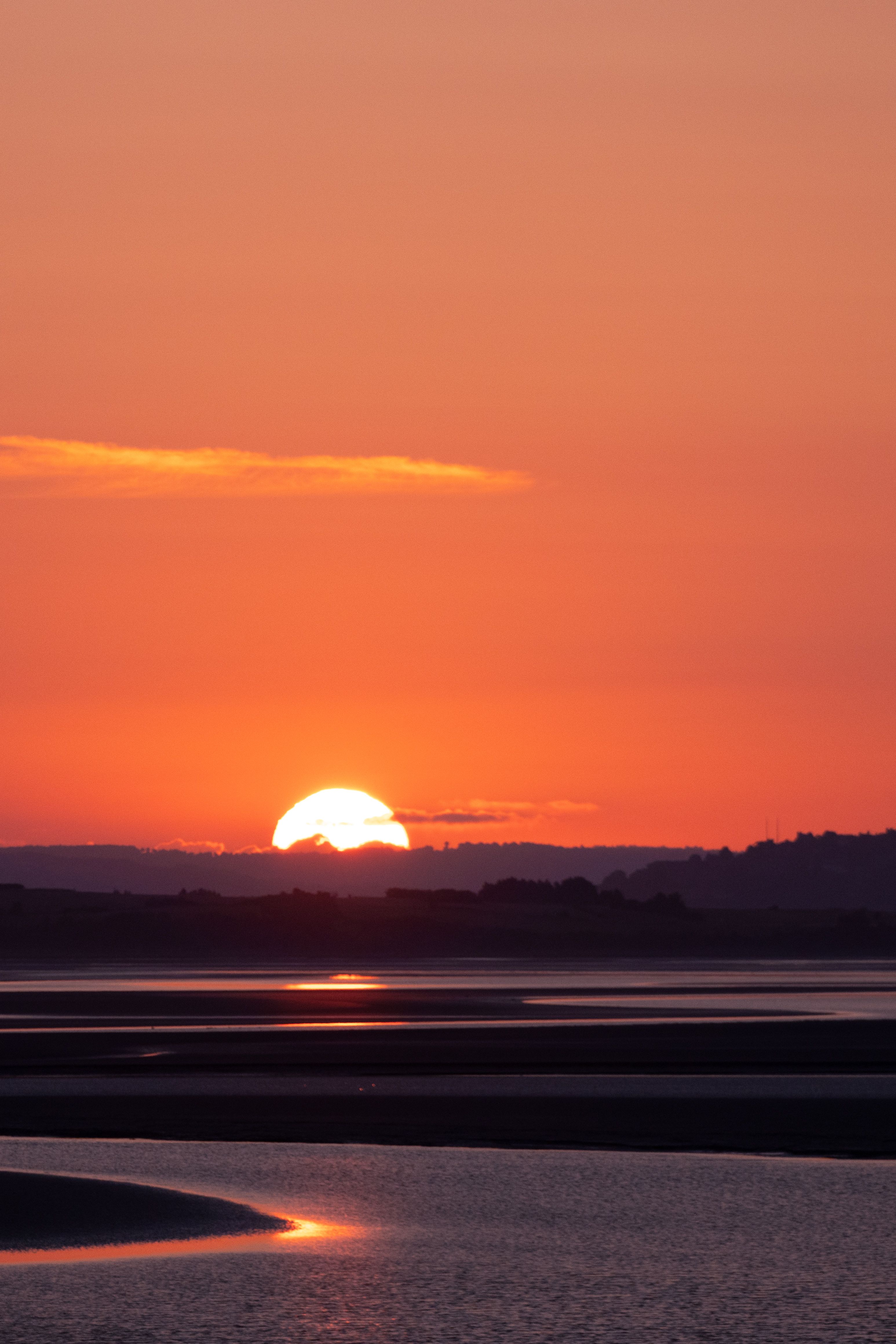 オレンジ色の空と美しいビーチの夕日 · 無料の写真素材