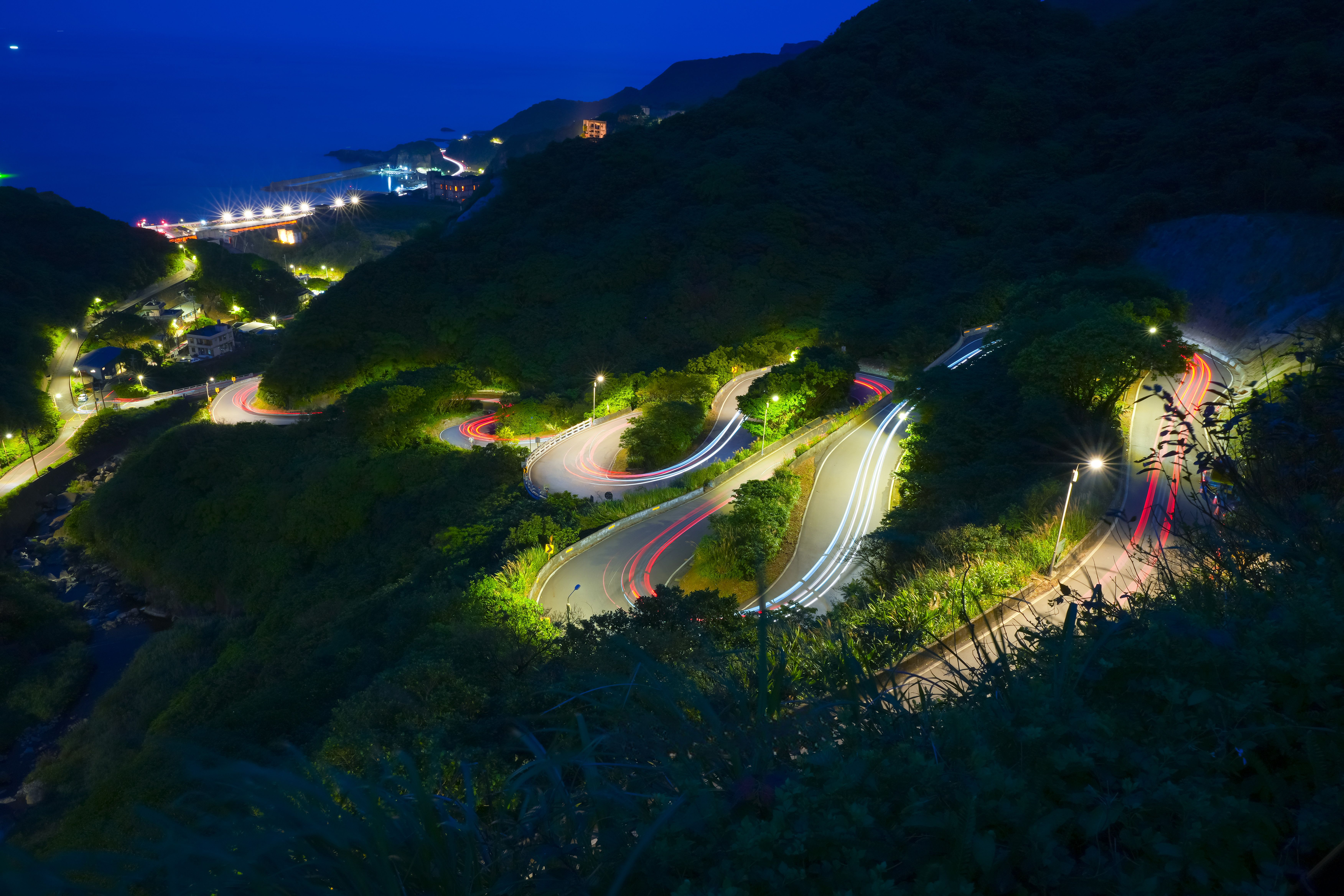 跑馬地馬場夜間彎道與馬匹高速入彎，燈光清晰
