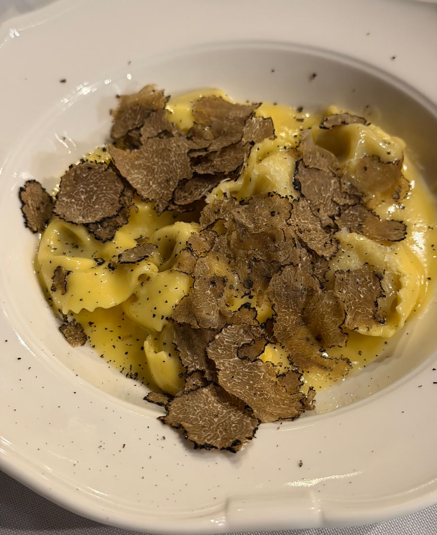 Pasta all’uovo coperta di lamelle di tartufo nero
