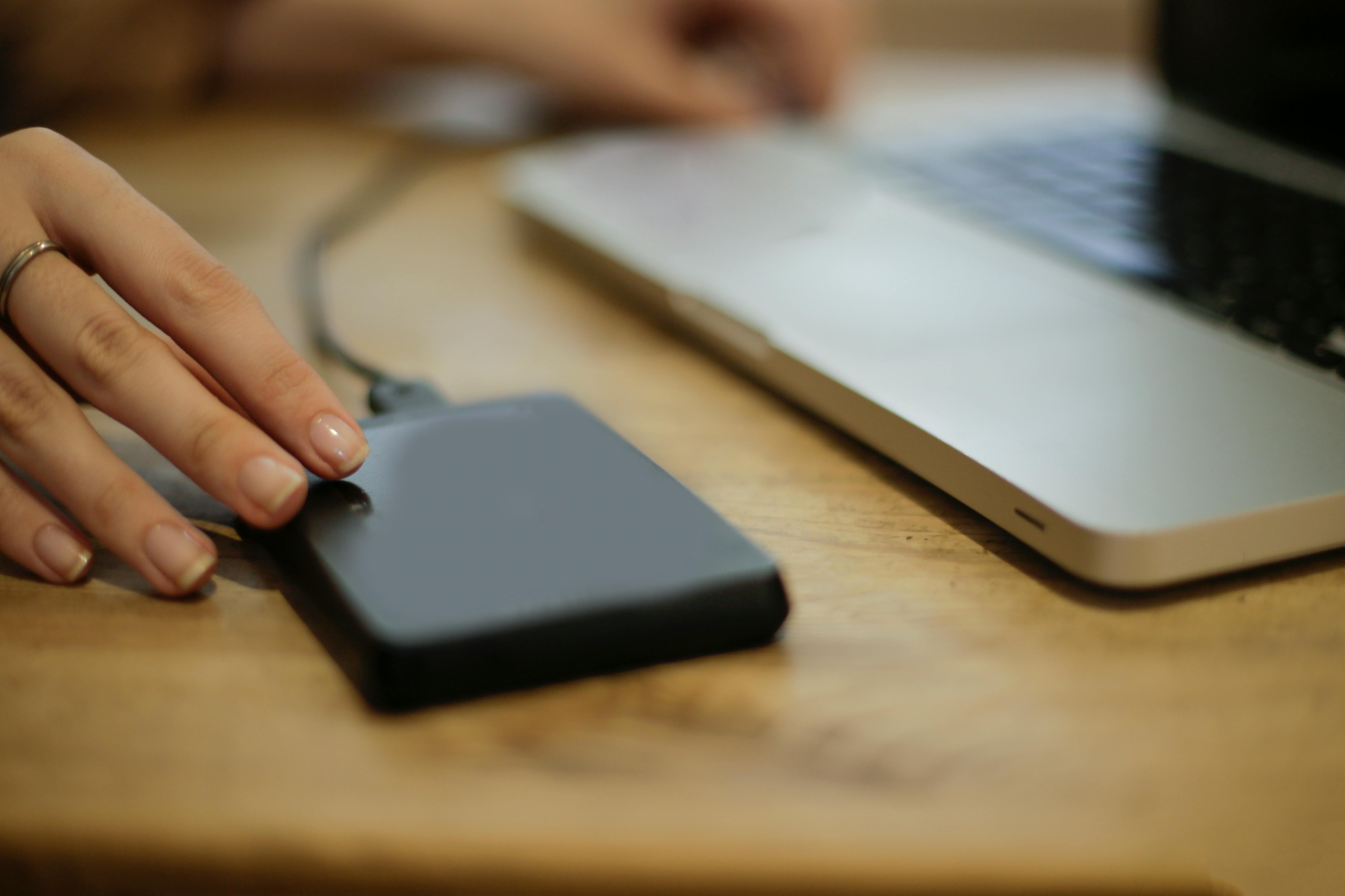  "Power on the Go: An In-Depth Review of High-Capacity Portable Power Banks"