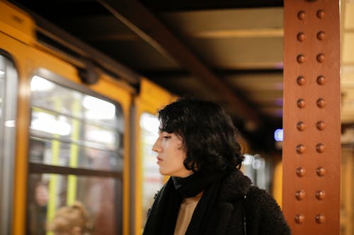 Foto profissional grátis de borrão, cabelo curto, casaco preto