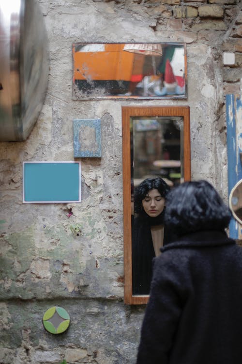 бесплатная Бесплатное стоковое фото с бетонная стена, женщина, зеркало Стоковое фото