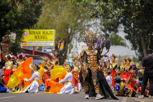 Free Vibrant street parade featuring traditional costumes and cultural performances. Stock Photo