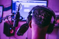 在充满活力的录音室环境中，音乐制作人工作的背影