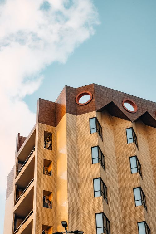 Free High-rise building with geometric design in Natal, Brazil, captured in warm daylight. Stock Photo