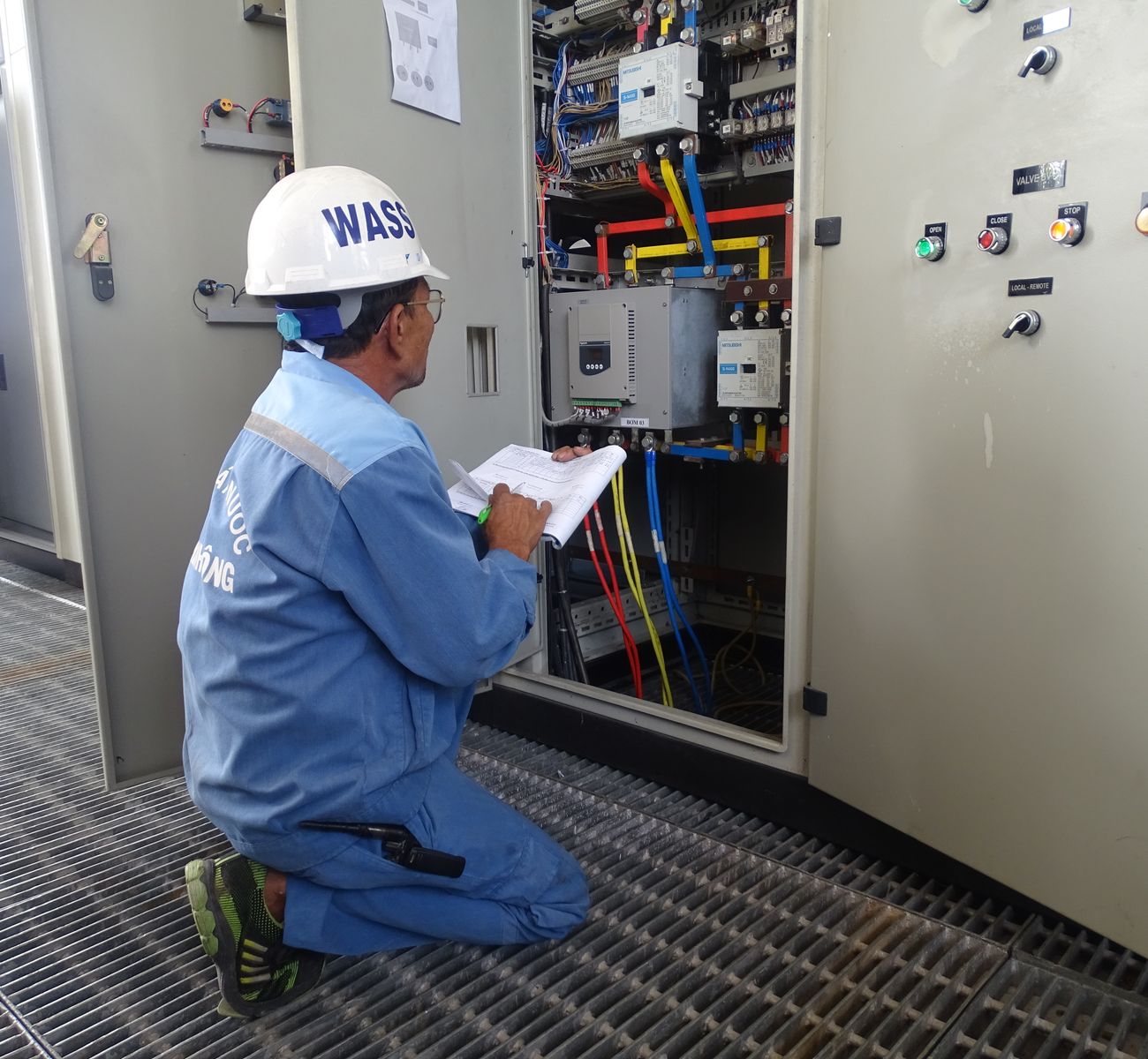 Técnico de mantenimiento consultando una orden de trabajo en la tableta