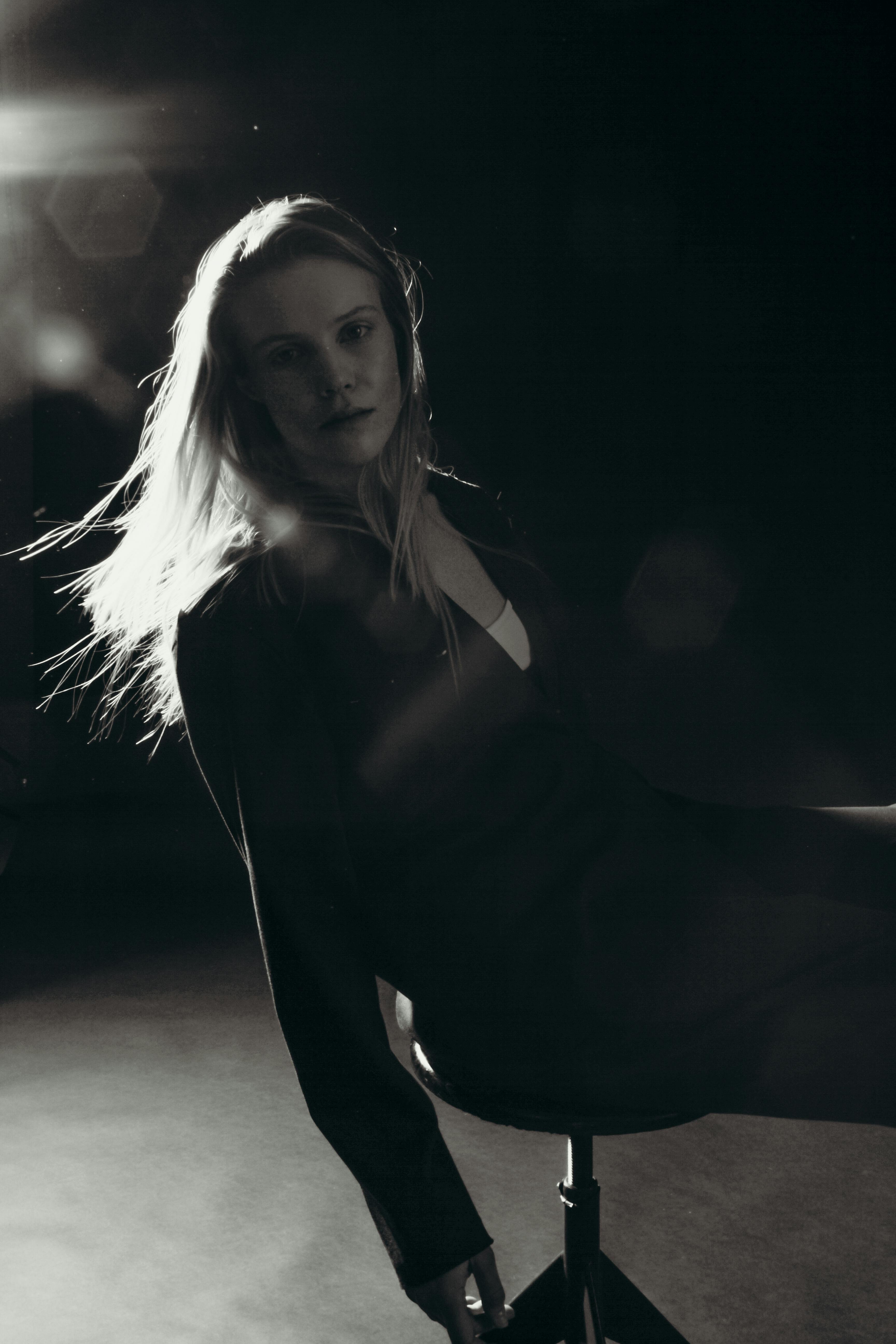 时尚照片中引人注目的单色模特肖像