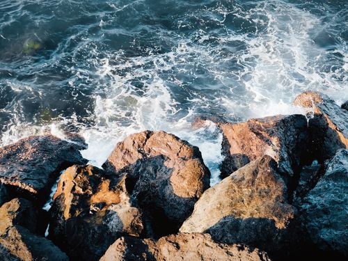 Free A captivating view of waves crashing on the rocky shoreline in Samsun, Türkiye. Stock Photo