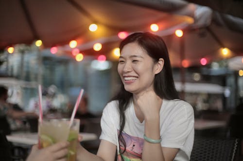 Gratis lagerfoto af asiatisk kvinde, bar, bokeh