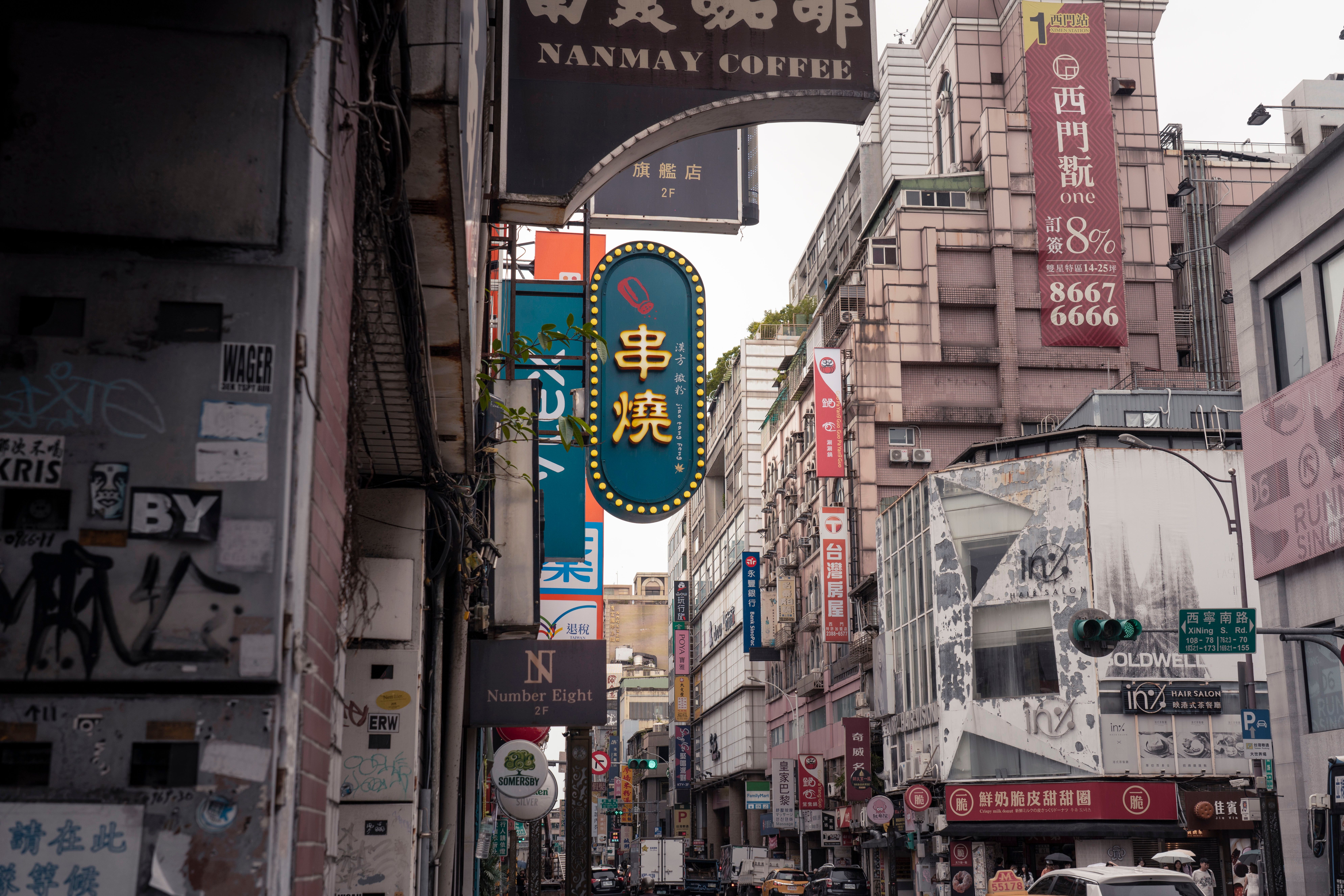 台灣玩家在夜間用手機檢查娛樂城出金頁面與銀行帳戶