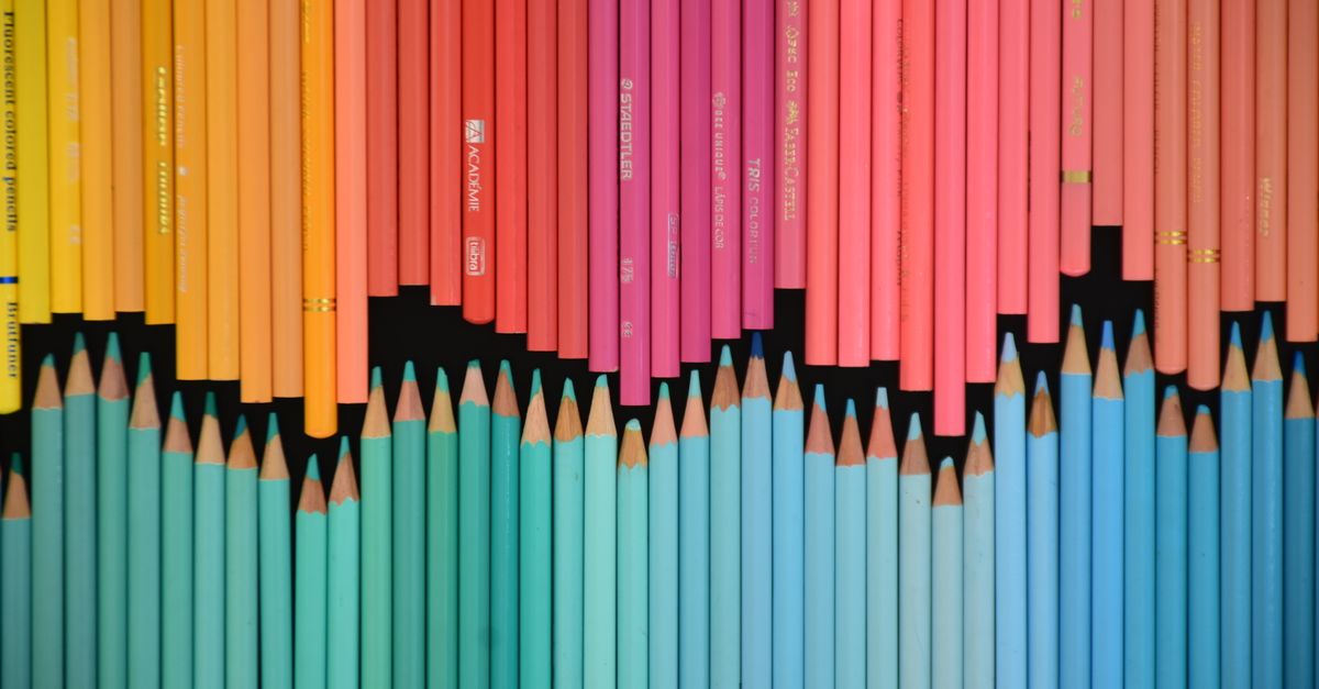 Uma composição colorida de lápis de cor apontados, exibindo um efeito degradê.