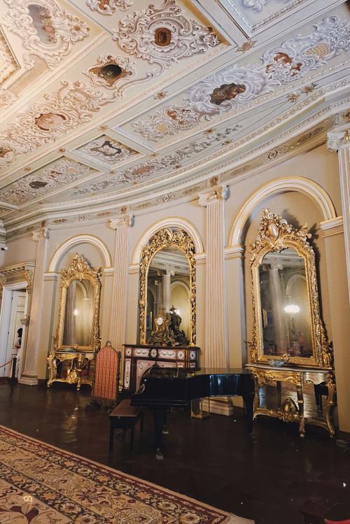 Free Luxurious Baroque palace hall with ornate mirrors and a grand piano in İstanbul. Stock Photo