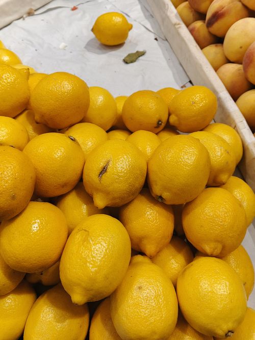 Free A pile of fresh lemons on display at a market, showcasing their vibrant yellow color. Stock Photo