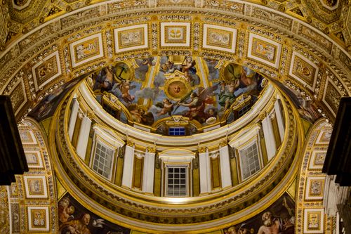 Free Intricately detailed ceiling of an Italian cathedral showcasing classical frescoes and rich ornamentation. Stock Photo