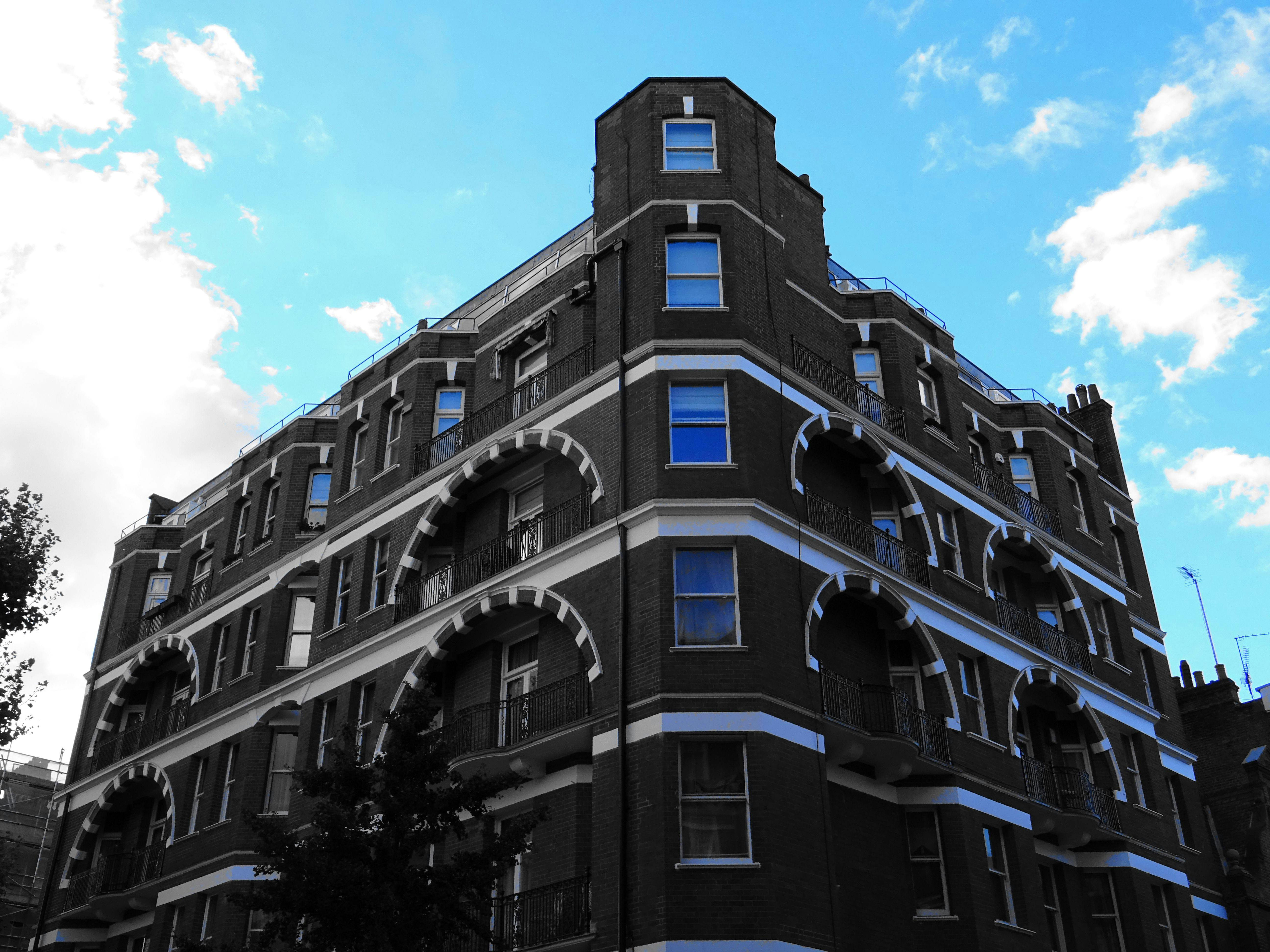 在清澈的蓝天下，这座现代建筑拥有突出的拱门，展现了城市建筑的风采