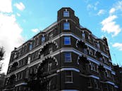 在清澈的蓝天下，这座现代建筑拥有突出的拱门，展现了城市建筑的风采