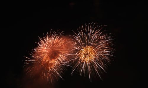 Free Brilliant fireworks bursting in the night sky, creating a festive atmosphere. Stock Photo