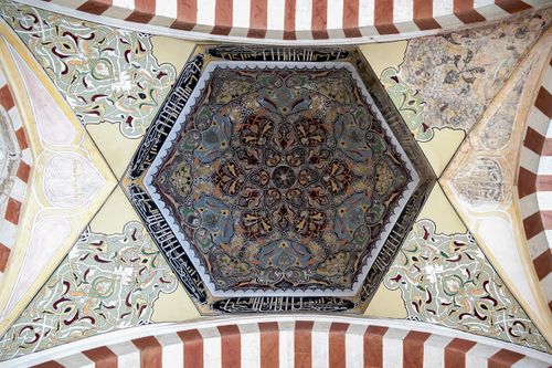 Free Detailed ceiling artwork featuring Islamic geometric patterns inside a mosque in Edirne, Türkiye. Stock Photo