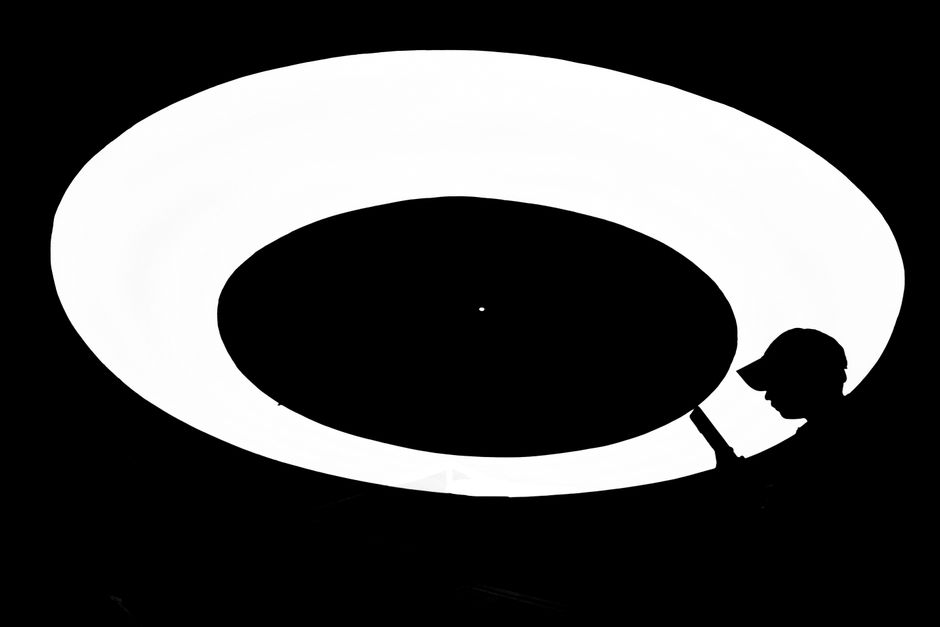 Retrato com espaço negativo amplo ao lado do sujeito criando tensão visual intencional