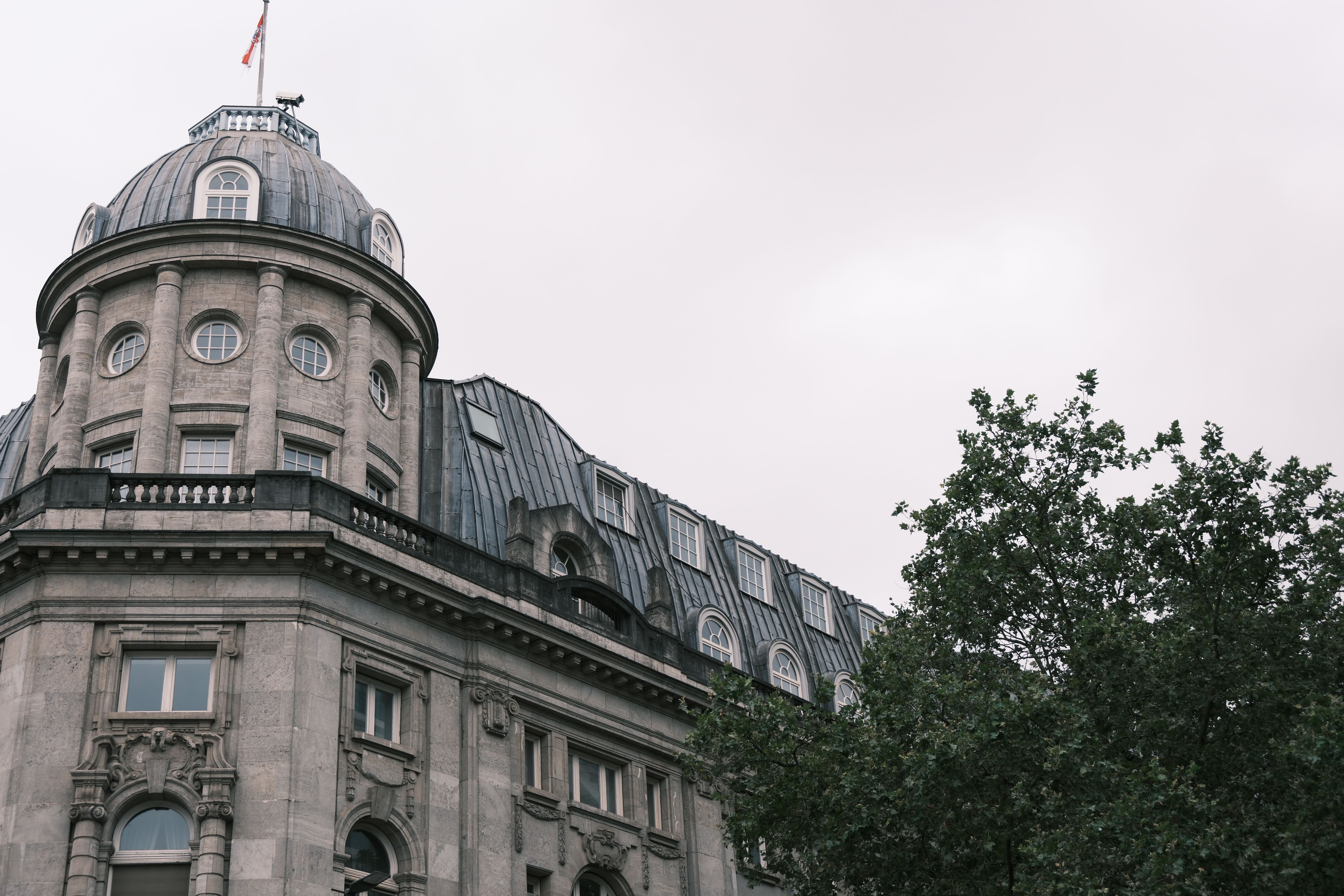 Historisches europäisches Gebäude mit klassischer Architektur