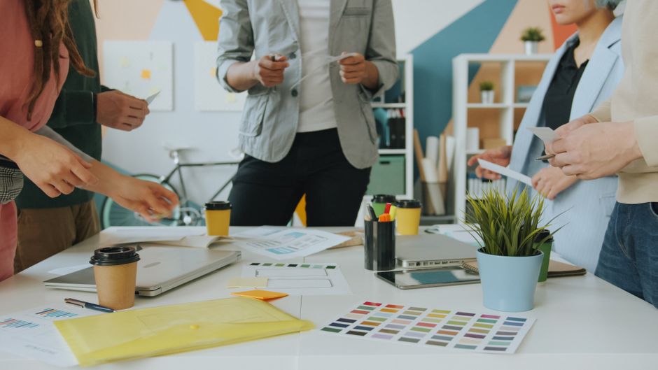 Grupo de profesionales diversos que trabajan juntos en un entorno de oficina moderno.