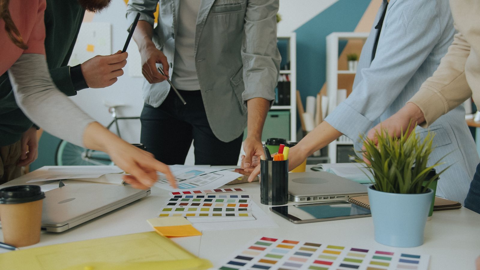 Équipe préparant une stratégie de contenu autour de documents visuels