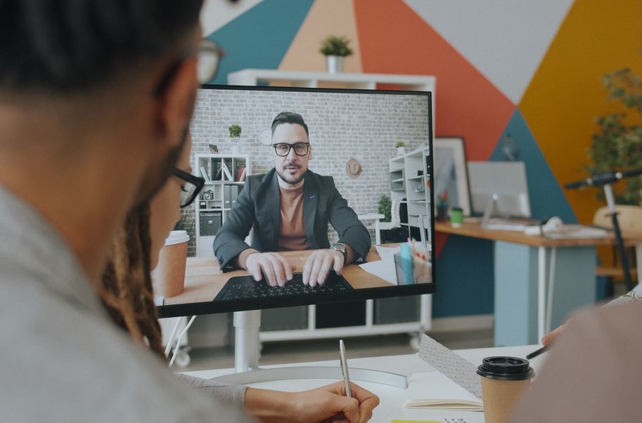 Online dating: starting a conversation on a niche platform