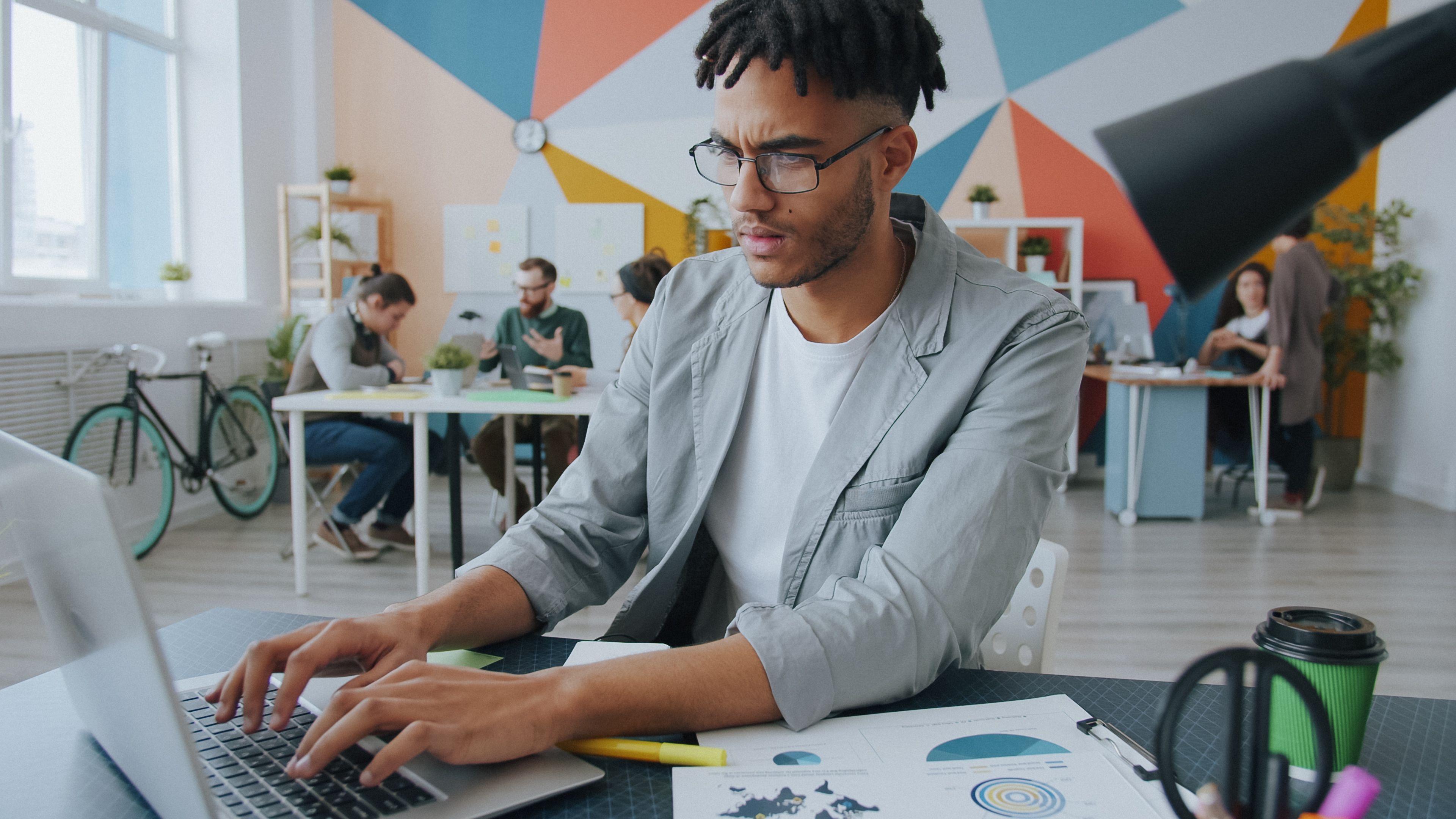 Online courses drive deeper learning when autonomy, social engagement and strong tasks connect — Photo by Vitaly Gariev on Pe