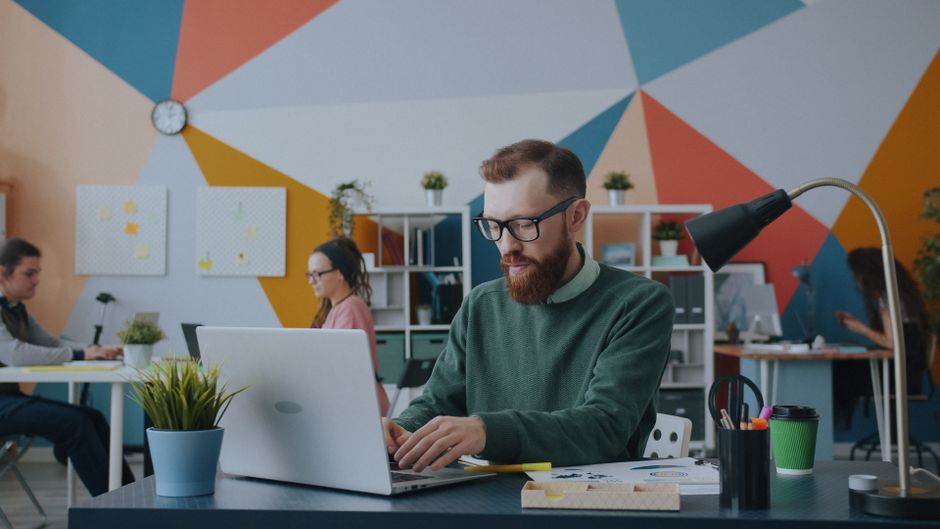 Espacio de coworking contemporáneo donde colaboran profesionales de diversos ámbitos.