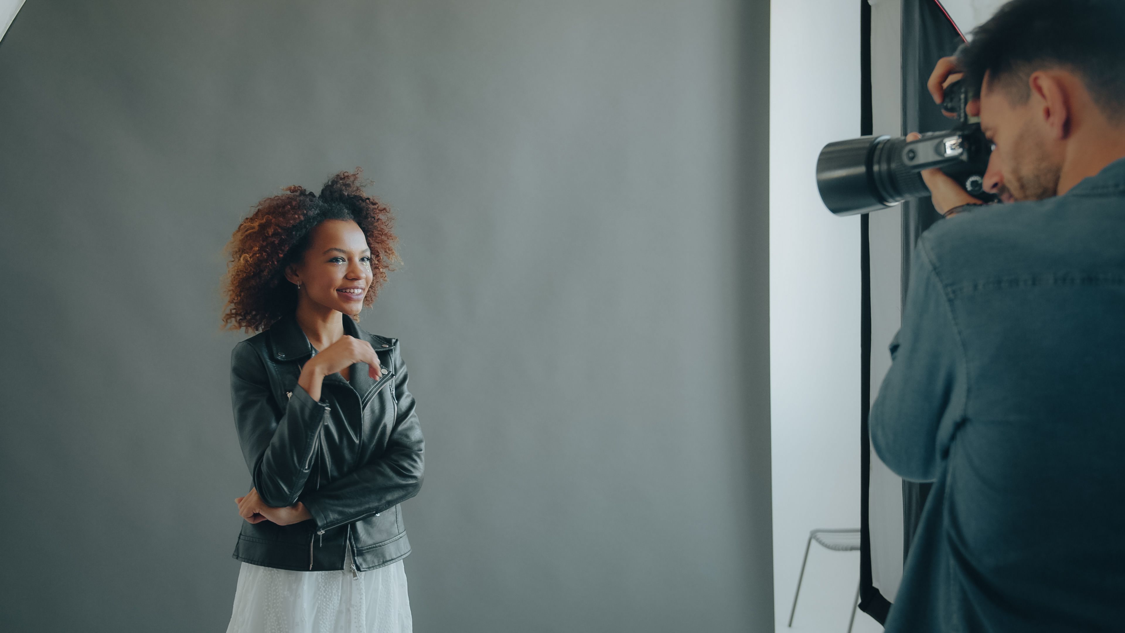 Fotograf fotografiert ein Model während eines Studio-Fotoshootings.