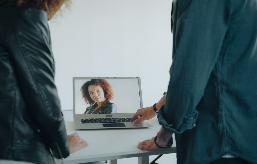 Online dating: starting a conversation on a niche platform