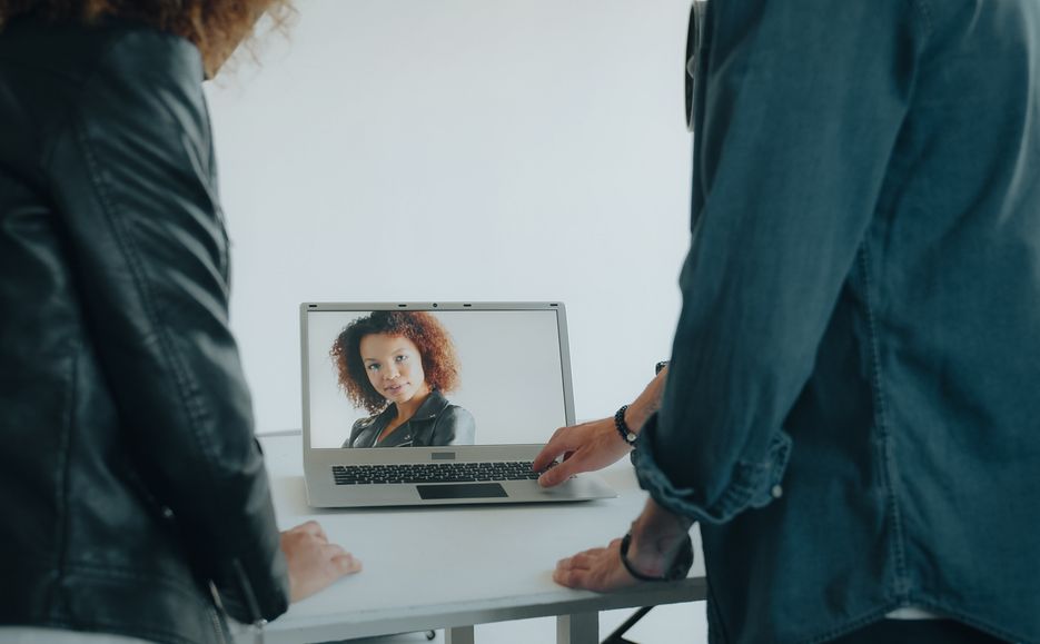 Online dating: starting a conversation on a niche platform