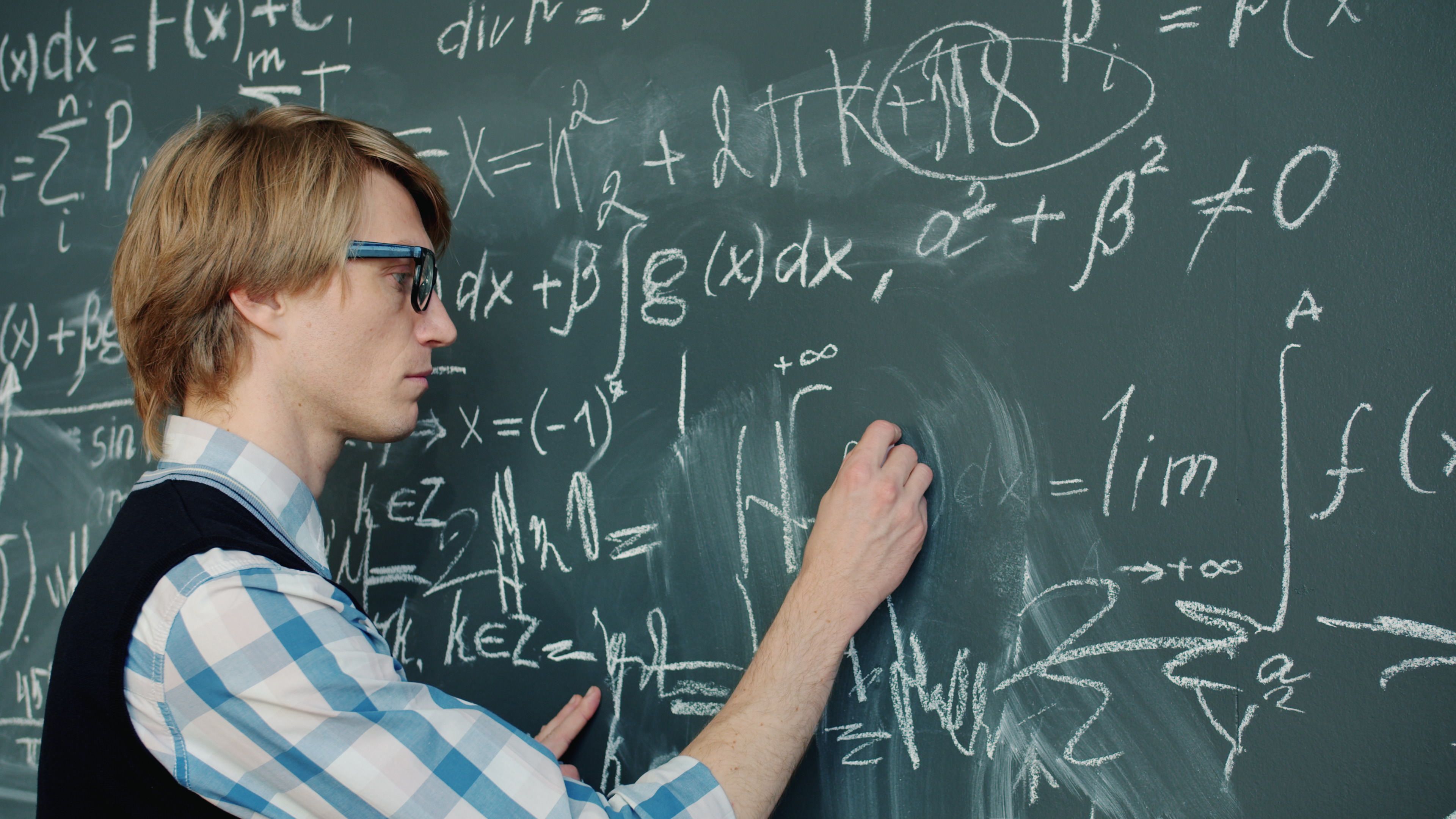 Equações matemáticas complexas representando dinâmica dos fluidos em um quadro negro
