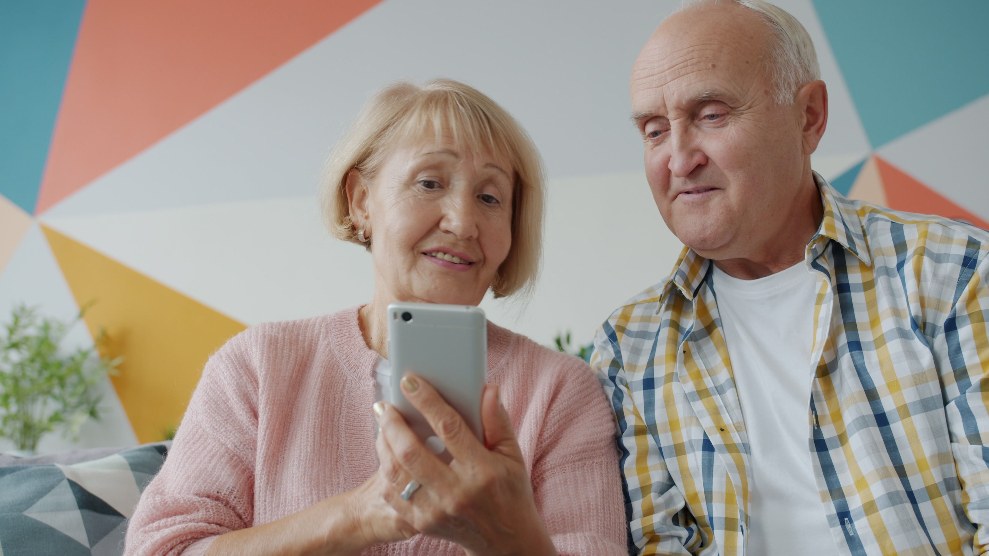korean senior citizen smartphone