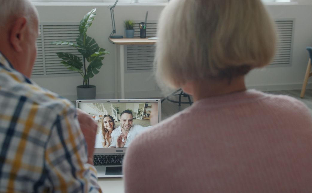Online dating: starting a conversation on a niche platform