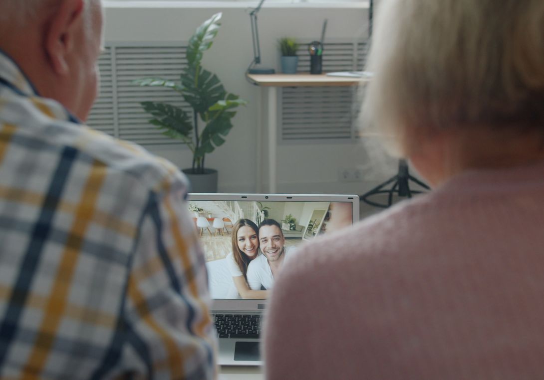 Online dating: starting a conversation on a niche platform