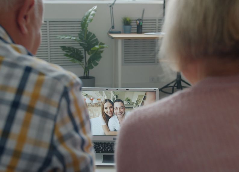 Online dating: starting a conversation on a niche platform