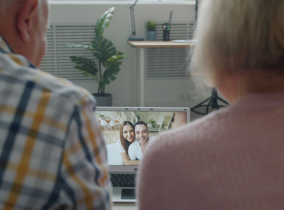 Online dating: starting a conversation on a niche platform