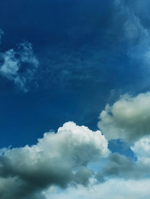 Free Vivid blue sky with dramatic white clouds, creating a dynamic natural scene. Stock Photo