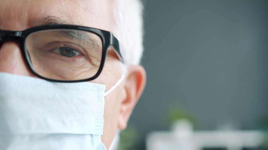 眼鏡とマスクを着用した高齢男性。健康安全に対する彼の意識の高さがうかがえる。