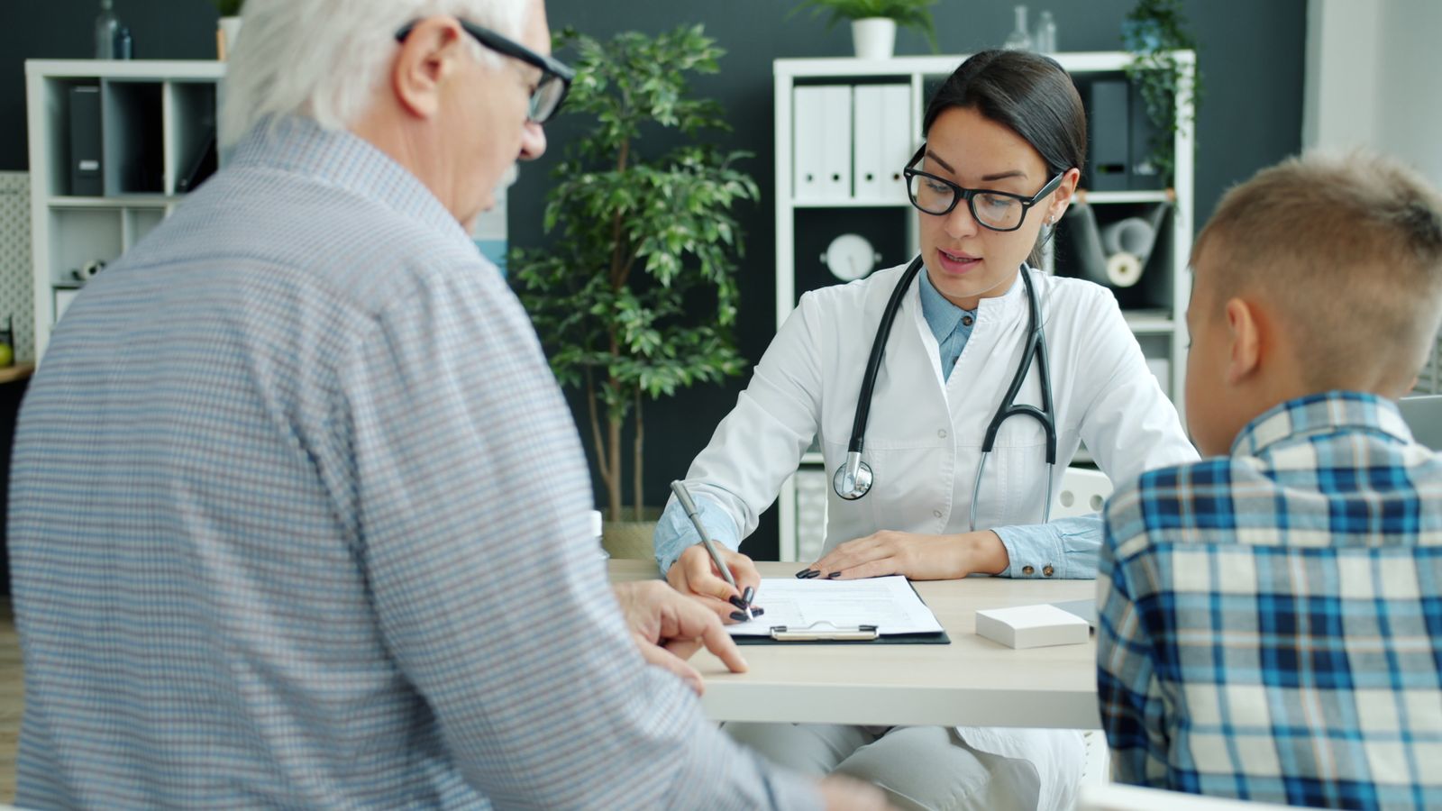 Dr. Moulin en consultation approfondie
