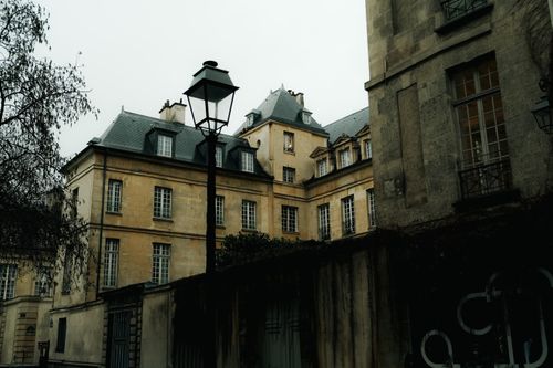 Free Elegant historic European architecture captured at twilight, showcasing classic design and ambiance. Stock Photo