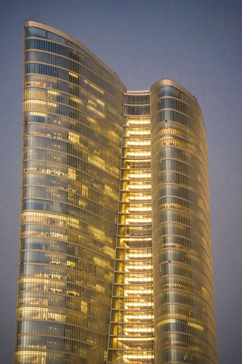 Free Stunning view of a brightly lit skyscraper against the evening sky in Dubai. Stock Photo
