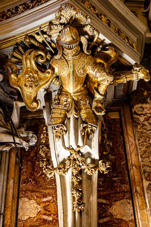 Free Intricately detailed golden knight armor statue in a historic Roman cathedral, showcasing craftsmanship. Stock Photo