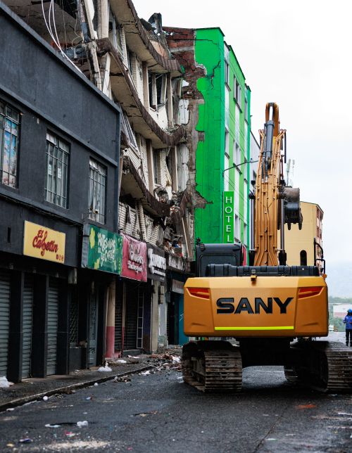 Free Excavator demolishing an old building in Pereira, showcasing urban redevelopment. Stock Photo