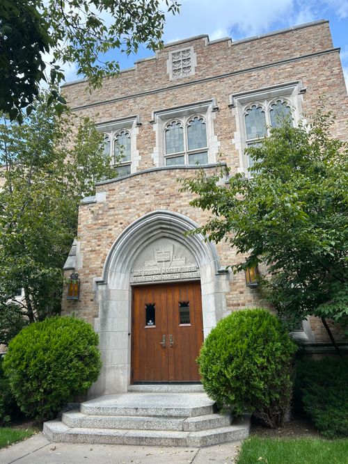Free Detailed view of a historic building on Notre Dame campus with lush greenery. Stock Photo