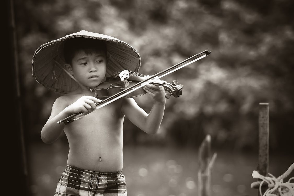 Grijswaardenfotografie Van Een Jongen Die Viool Speelt